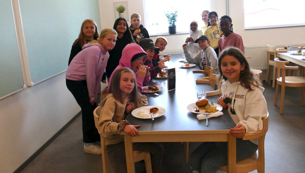 Flera Sydnärkekommuner säger att det går åt mer skolmat. Just de här glada skolbarnen fanns på Lekebergsskolans matsal och är inte kopplade till artikeln. Arkivbild.