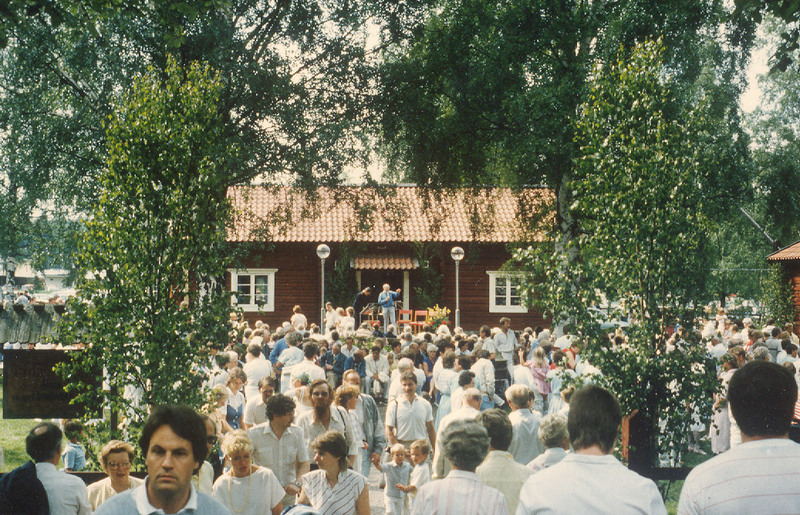 Denna bild är tagen nån gång på 80-talet. Kanske var klädkoden vitt då. Foto och övriga: Kumla kommuns bildarkiv.