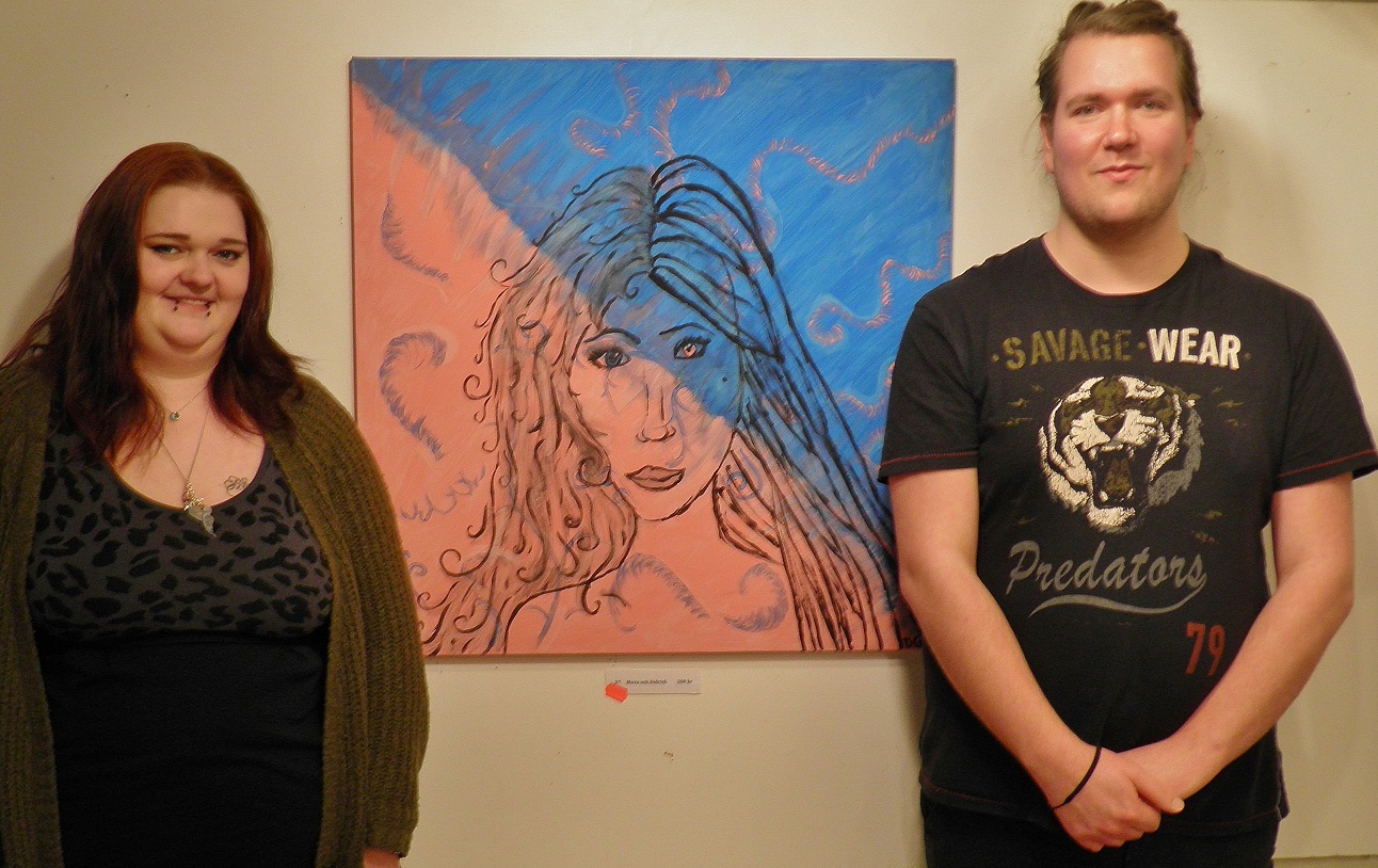 Mova Lind och Didrik Gustafsson på plats framför sin version av Mona-Lisa. Foto: Margareta Swenson.