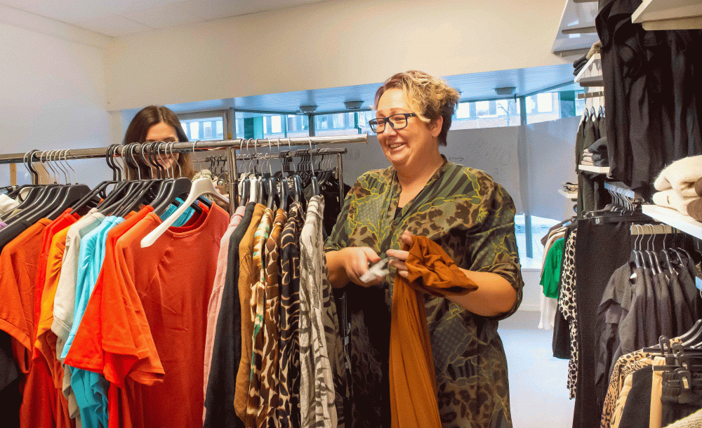 Johanna Henning Davidsson är en av de nya butiksidkarna på Västra Storgatan. Butiken öppnar den 25 november, och i dagarna plockas allt i ordning. Foto: LG Månzon