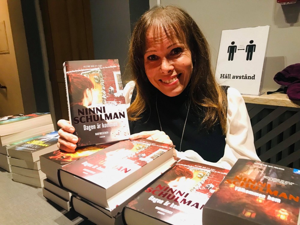 Ninni Schulman med senaste boken i sin kriminalserie. Foto: Anders Björk