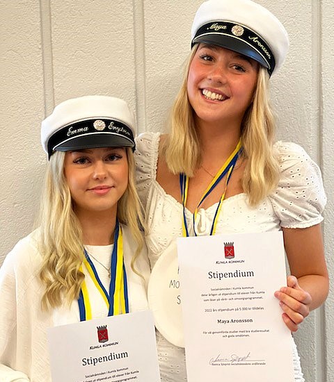 Emma Engström och Maya Aronsson har förutom tagit studenten fått ett stipendium. 