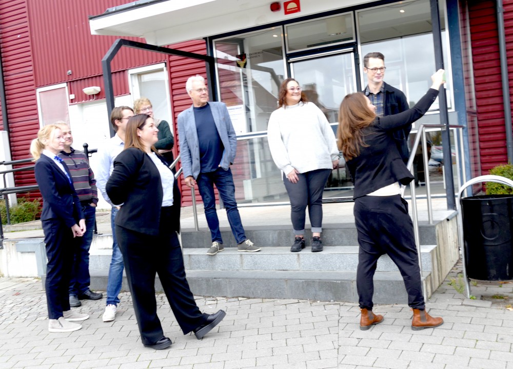 Representanter för Lekebergsfemman tar selfies utanför kommunhuset. Foto: Henrik Östensson
