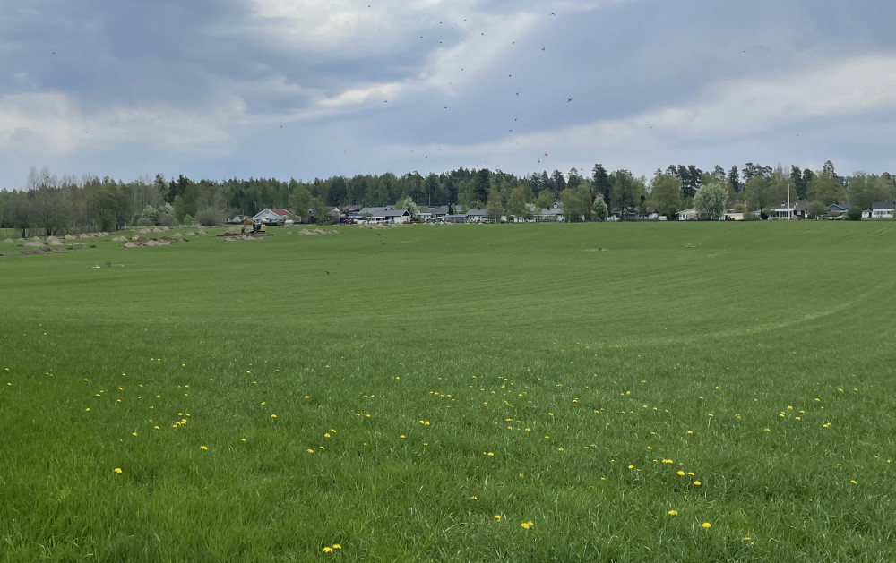 Det är på det här åkerområdet, väster om Pålsboda, ett bolag planerar att bygga en solcellspark.  Tlll vänster i bild pågår redan den arkeologiska undersökningen. Foto: Henrik Östensson