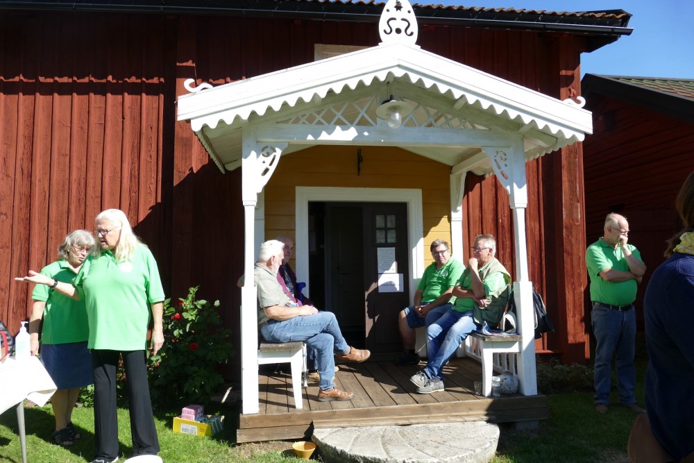Förstukvisten på ett av de ursprungliga husen är som gjord för samvaro. Foto: Henrik Östensson.