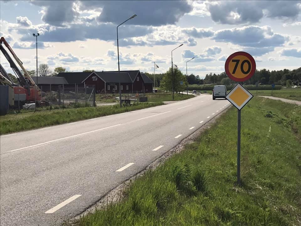 Det är denna vägsträcka, mot Åbytorp, som nyligen blivit av med all belysning. Foto: Anders Björk