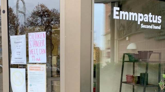 En secondhandbutik som heter Emmpatus med skyltar på svenska i fönstret, bland annat en som säger att butiken stänger permanent den 19 oktober.