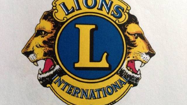 Lions Clubs Internationals logotyp, som visar ett stort blått ”L” i mitten med två lejonhuvuden som blickar åt motsatta håll och orden ”Lions” och ”International” runt omkring.
