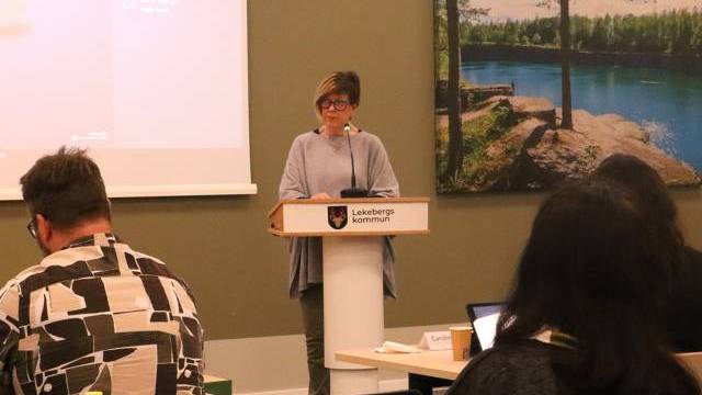 En person står på ett podium märkt 