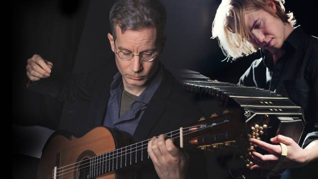 Två personer spelar musikinstrument; den ena spelar klassisk gitarr, den andra spelar bandoneon. Båda verkar helt upptagna av sitt framförande, och den mörka bakgrunden framhäver deras koncentration.