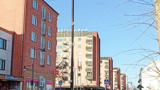 En gatuvy med flera höghus, en 