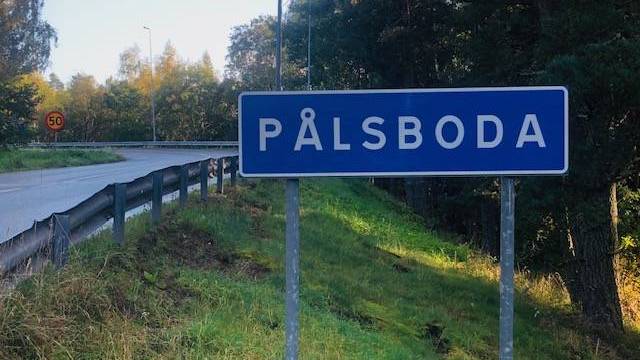 Blå vägskylt med vit text med texten 