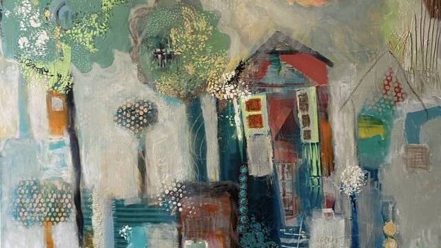 Abstrakt målning av hus, träd och en stor orange sol med mjuka, blandade färger och texturerade penseldrag i en nyckfull stil.