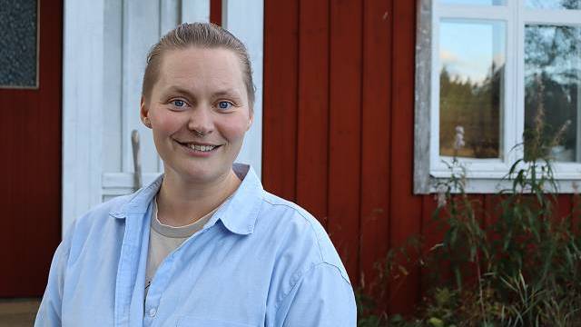 En kvinna ler mot kameran.