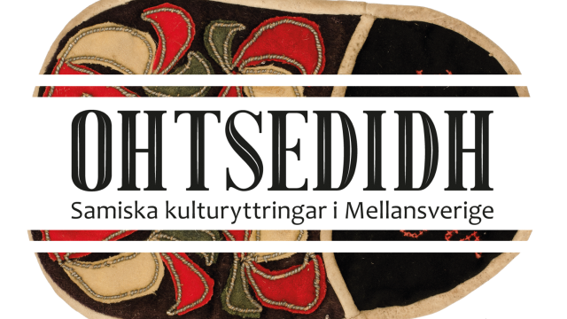 Ett broderat textilmärke med röda och gröna mönster, överlagrat med texten 