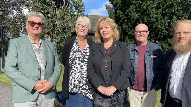 En grupp människor står tillsammans utomhus.