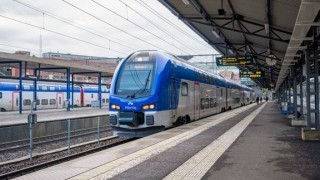 Ett blåvitt tåg på en station