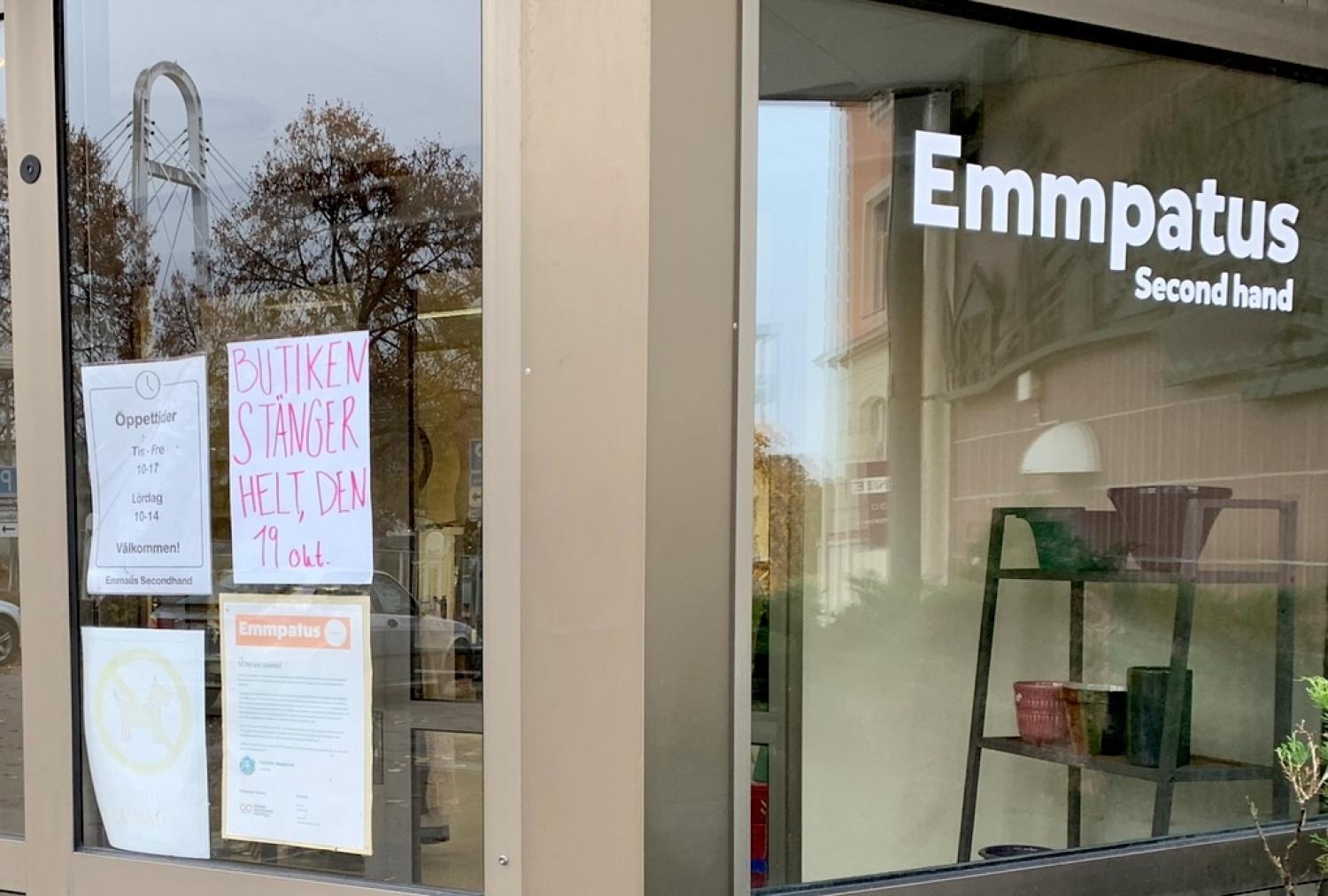 En secondhandbutik som heter Emmpatus med skyltar på svenska i fönstret, bland annat en som säger att butiken stänger permanent den 19 oktober.