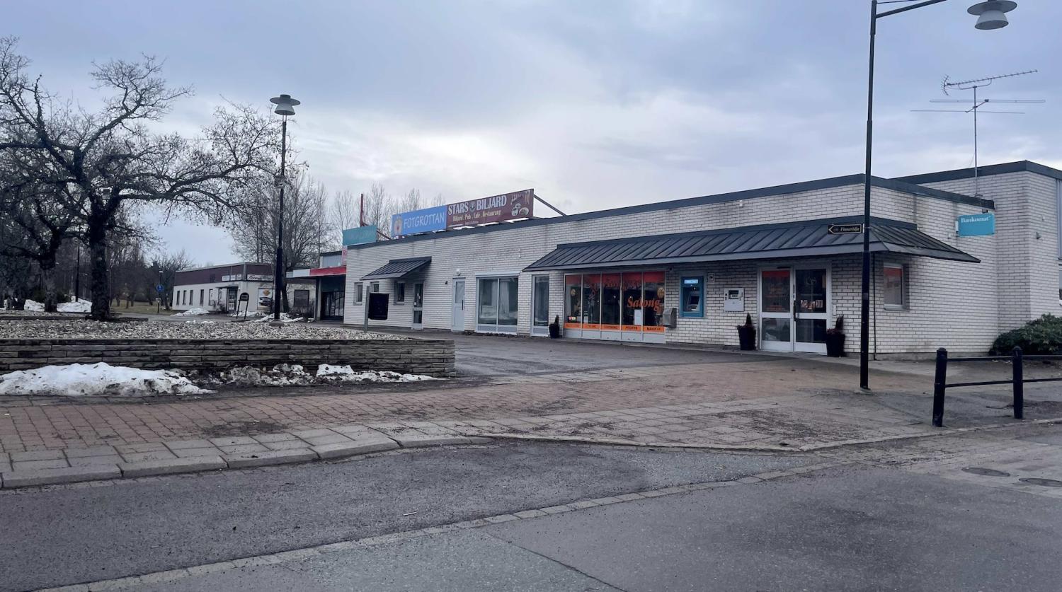 En gata med en liten butik framför sig.