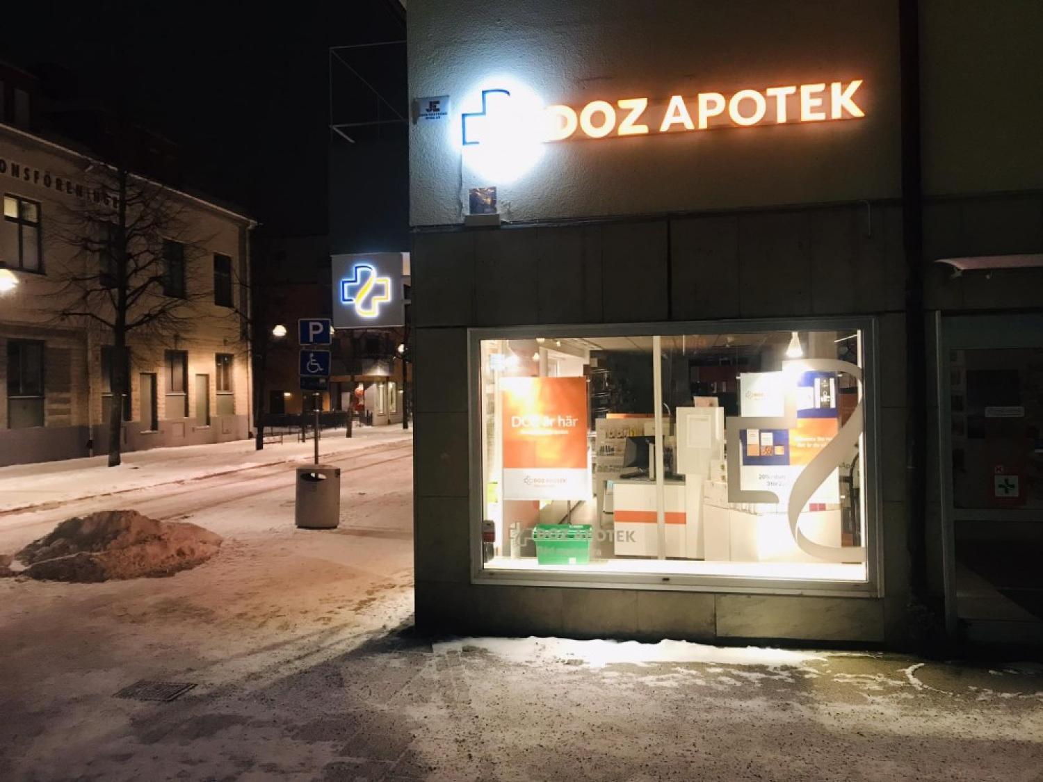 Ett apotek med en upplyst skylt 