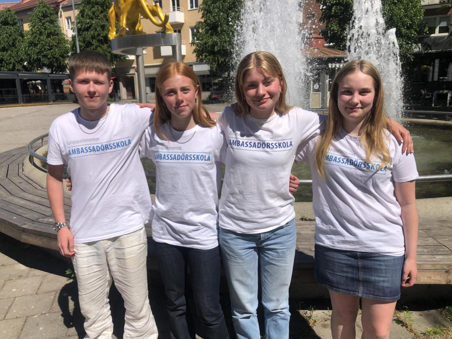 Fyra tonåringar iklädda 