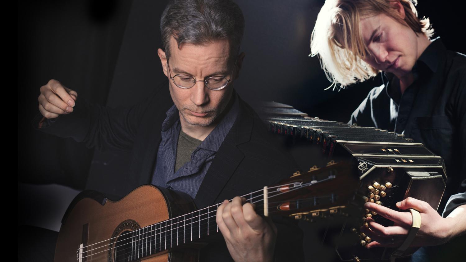 Två personer spelar musikinstrument; den ena spelar klassisk gitarr, den andra spelar bandoneon. Båda verkar helt upptagna av sitt framförande, och den mörka bakgrunden framhäver deras koncentration.