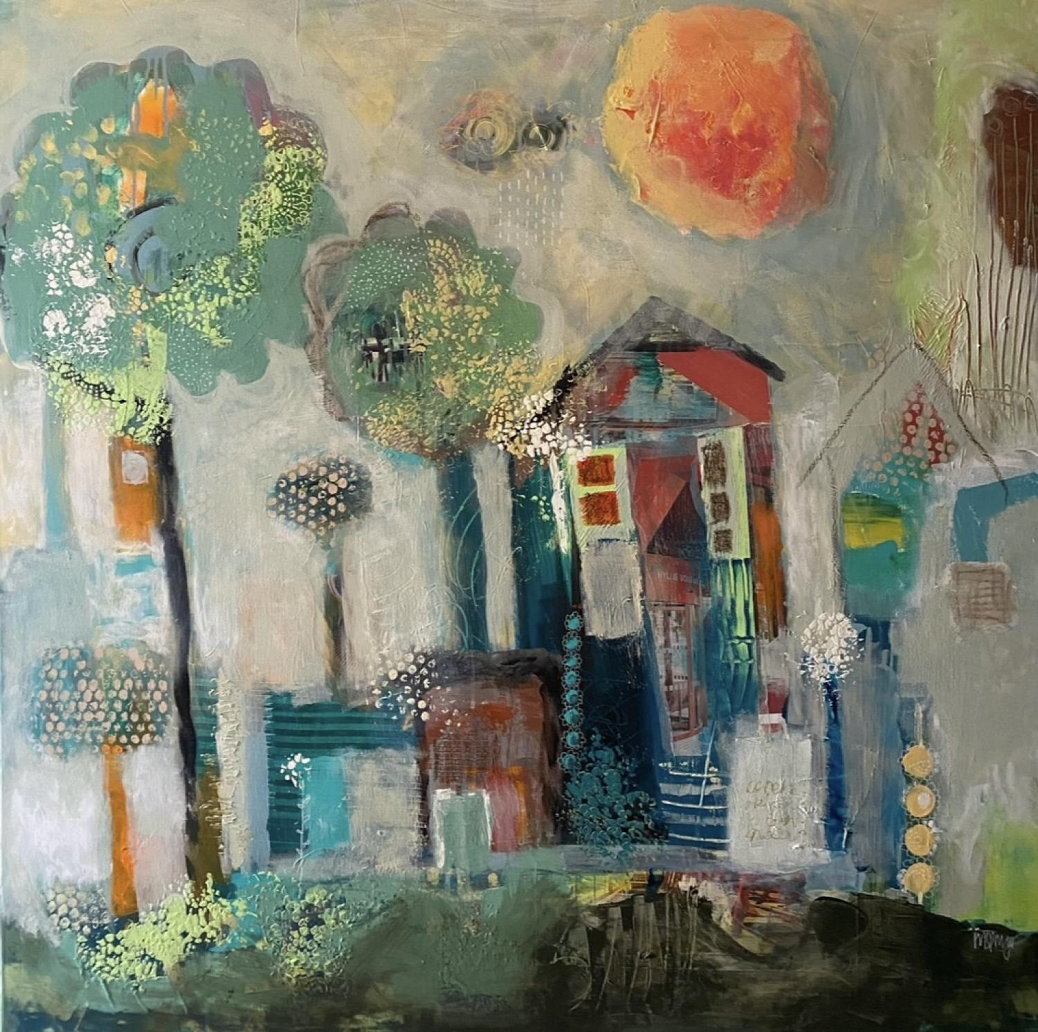 Abstrakt målning av hus, träd och en stor orange sol med mjuka, blandade färger och texturerade penseldrag i en nyckfull stil.