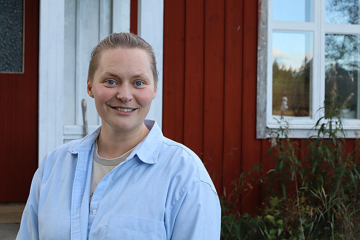 En kvinna ler mot kameran.
