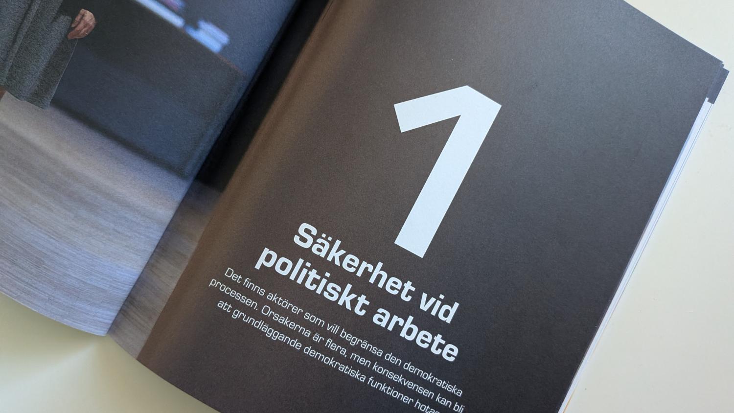 En boksida med en stor siffra 1 och svensk text som lyder 