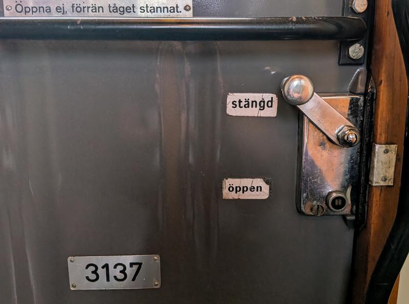 Tågport med nummer 3137 och skyltarna 