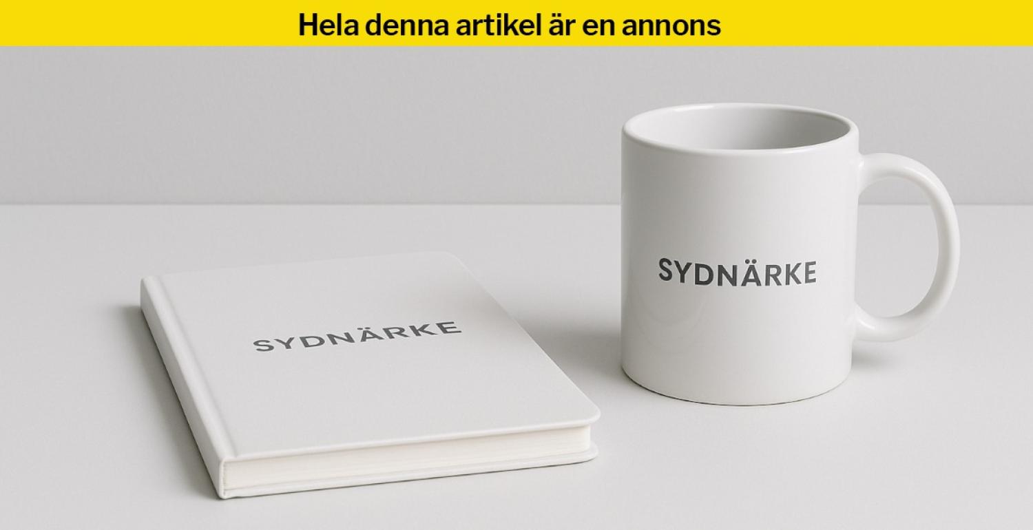 En vit mugg och ett slutet vitt anteckningsblock, båda märkta 
