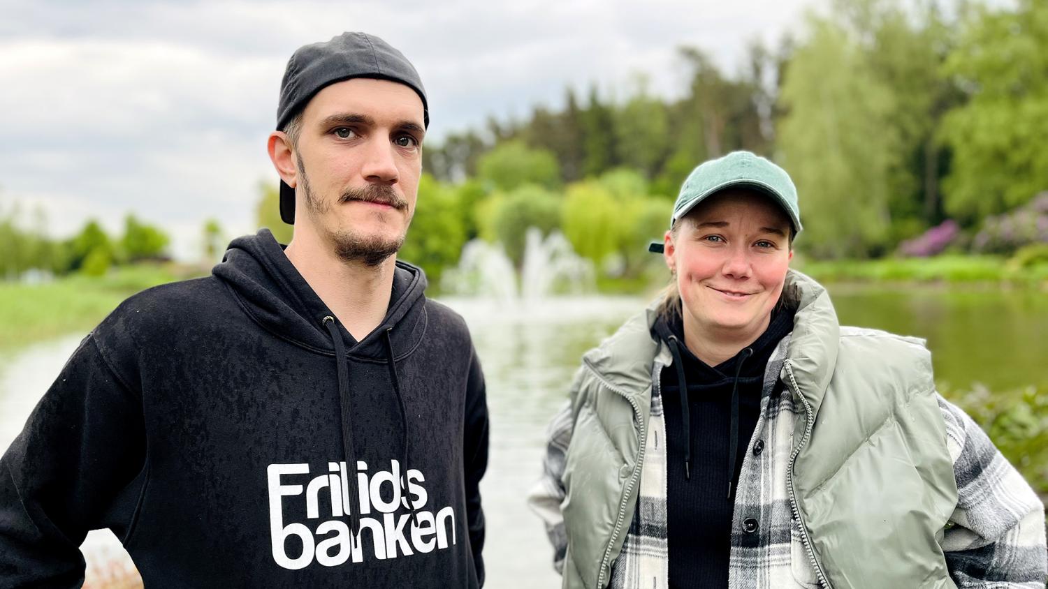 En man och en kvinna står bredvid en fontän.