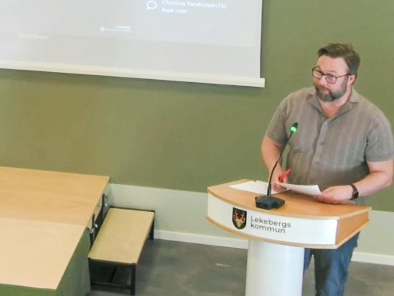 En man står på ett podium märkt 