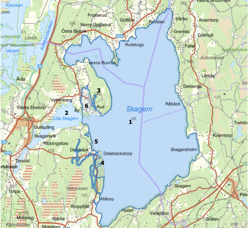 Karta som visar sjön Skagern i Sverige med omgivande städer, vägar, skogar och numrerade intressanta platser längs den västra strandlinjen.