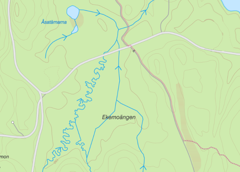 Topografisk karta som visar vattendrag, höjdkurvor, vägar och namngivna platser: Ekemoängen och Åsatärnarna. Pilarna anger vattenflödets riktning.