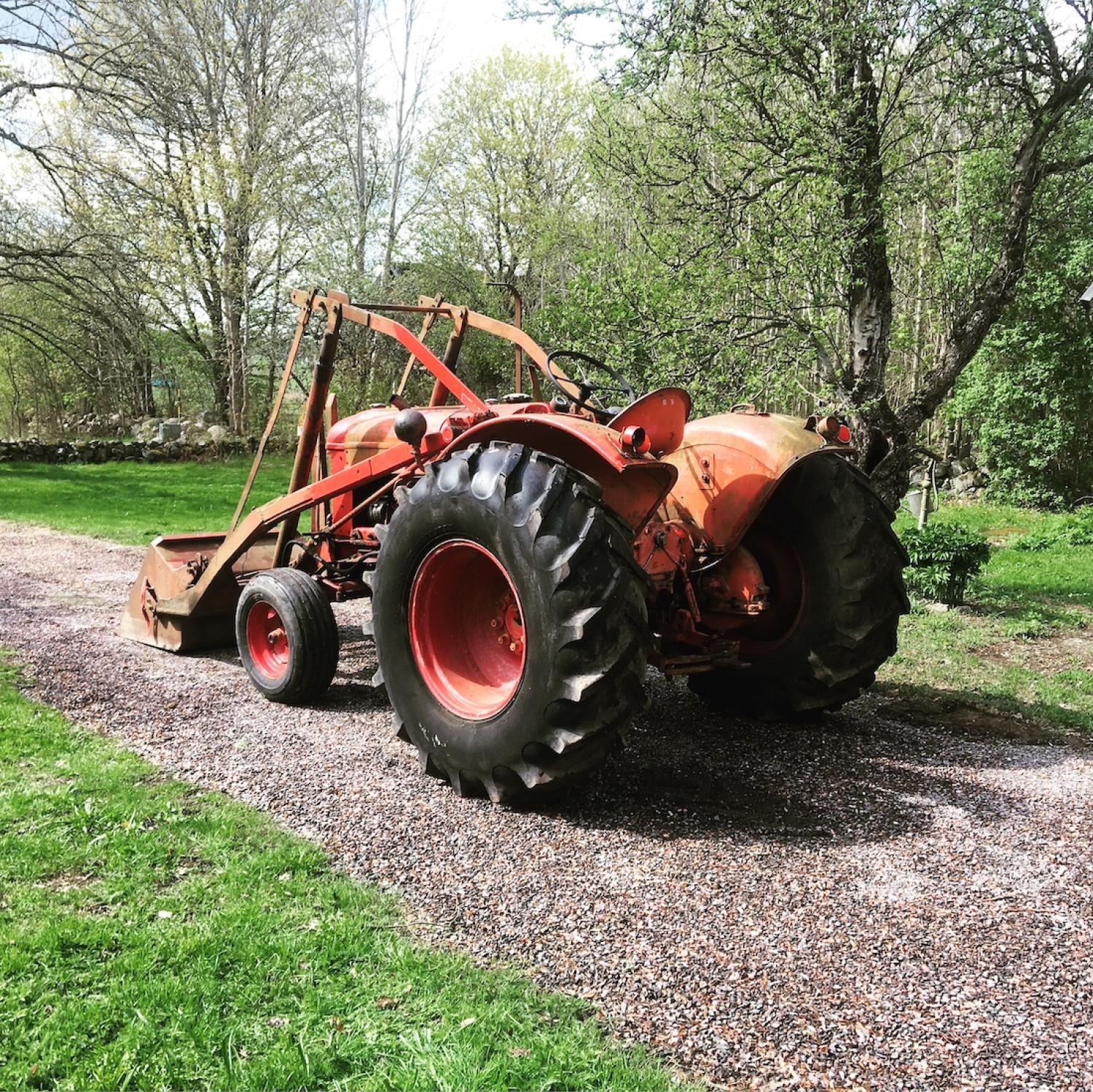 En traktor på en grusväg.
