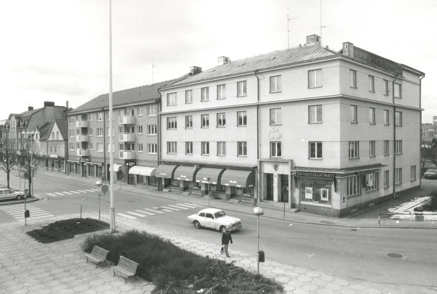 Ett svartvitt foto av en byggnad i en stad.