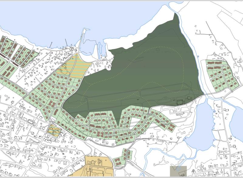 Karta som visar ett bostadsområde som omger en stor grön park med vattendrag längs den norra och sydöstra kanten, samt zoner i olika färger som anger olika markanvändningar.