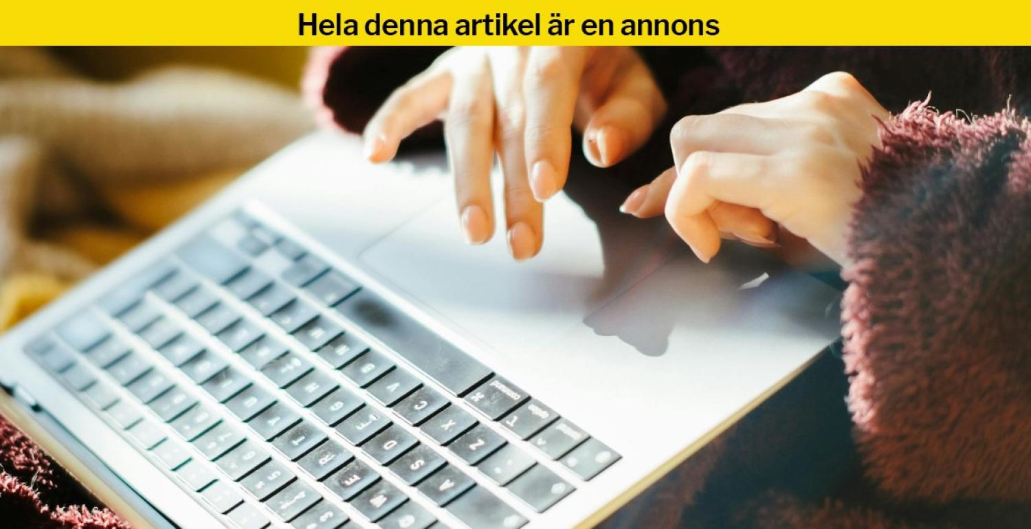 Kvinna använder en laptop.
