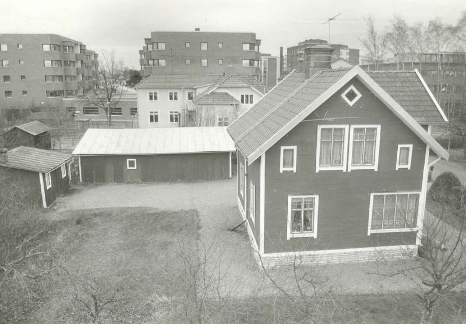 Ett gammalt svartvitt foto av ett hus.