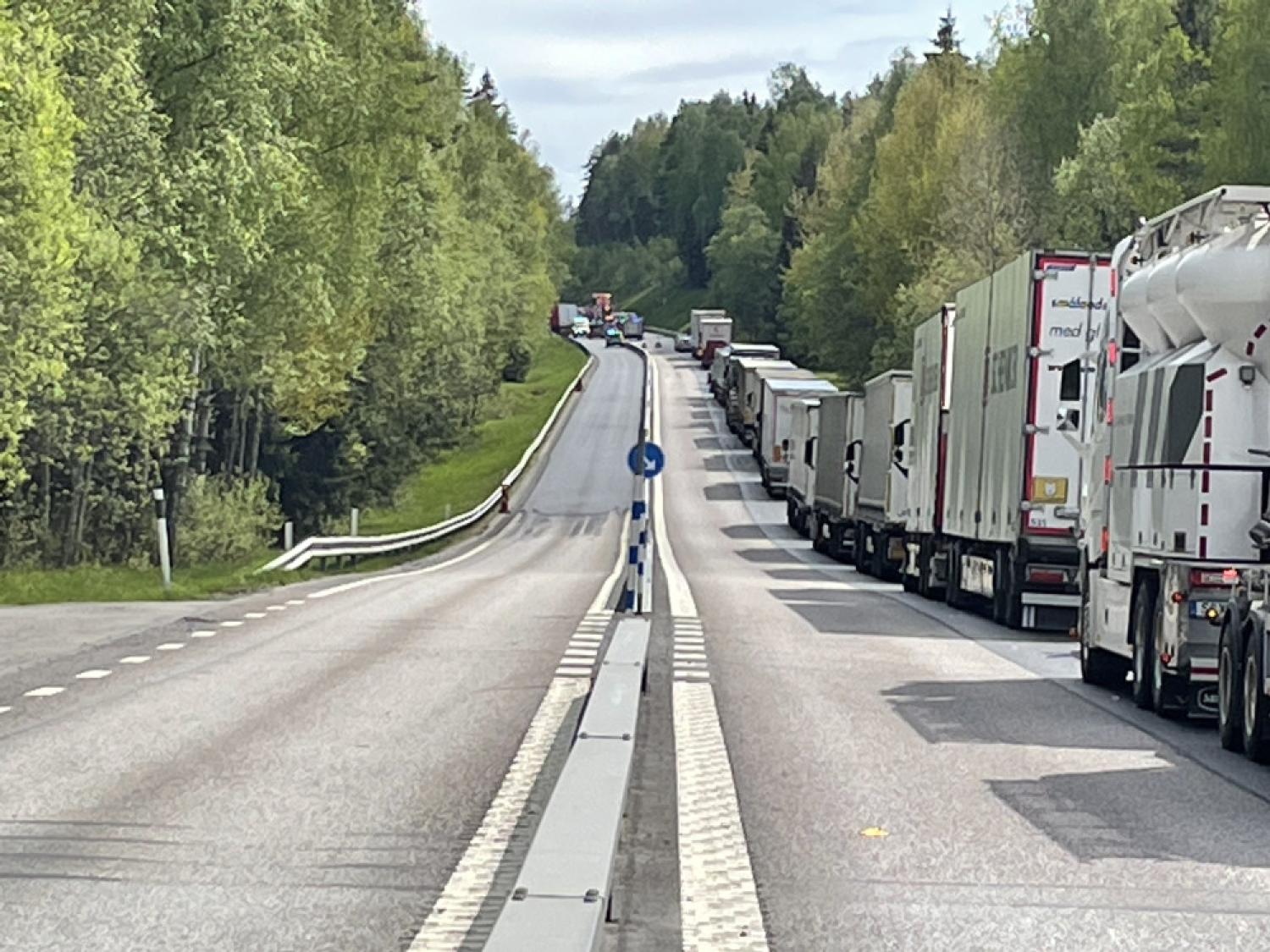En grupp lastbilar på en motorväg.