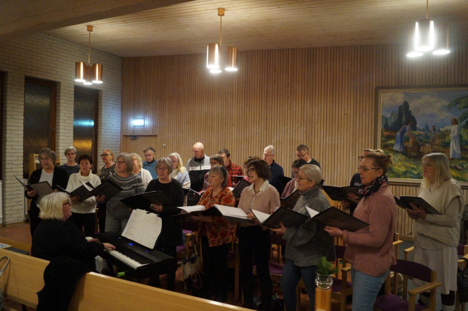 En grupp människor som sjunger i en kyrka.