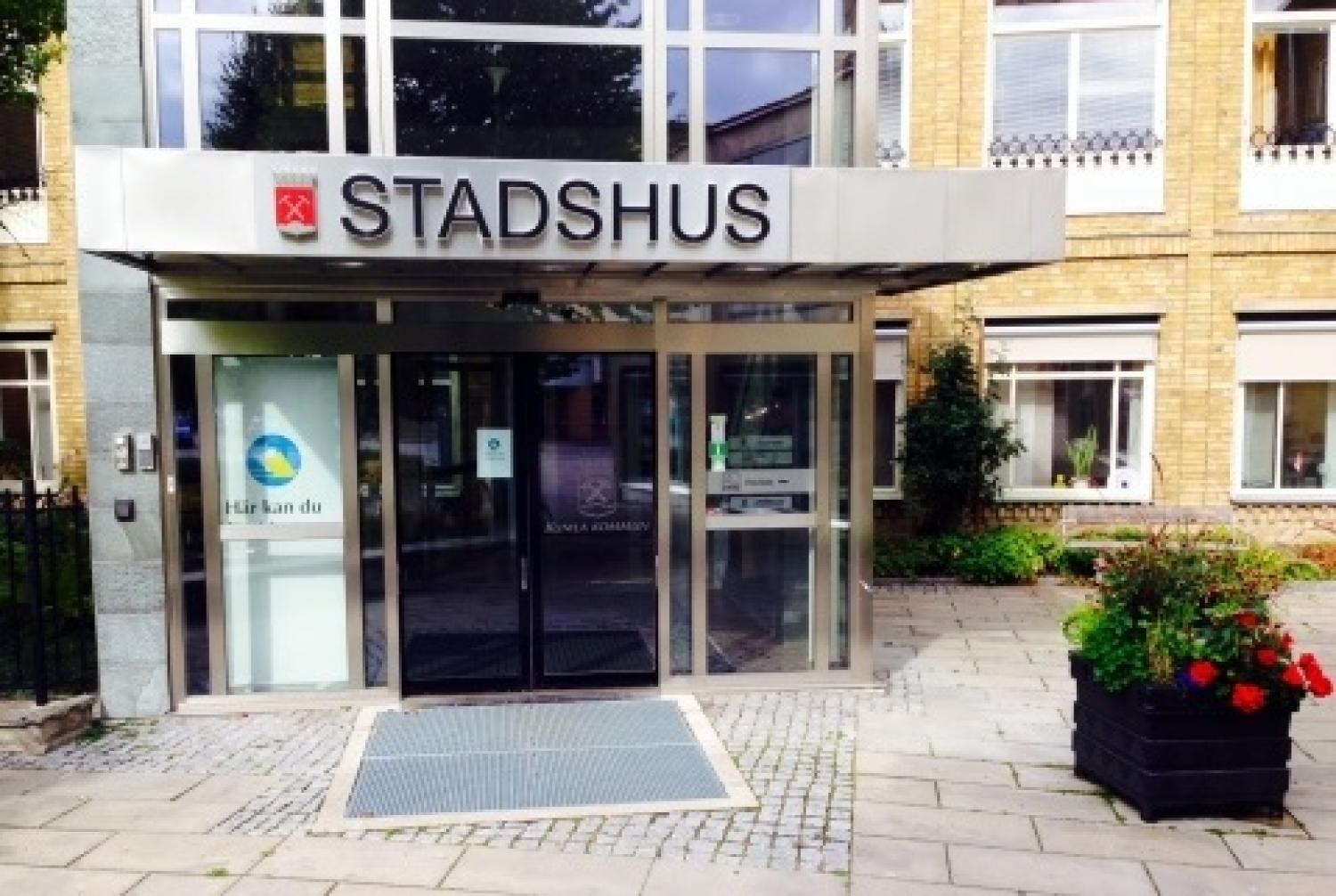 Entré till en byggnad märkt 