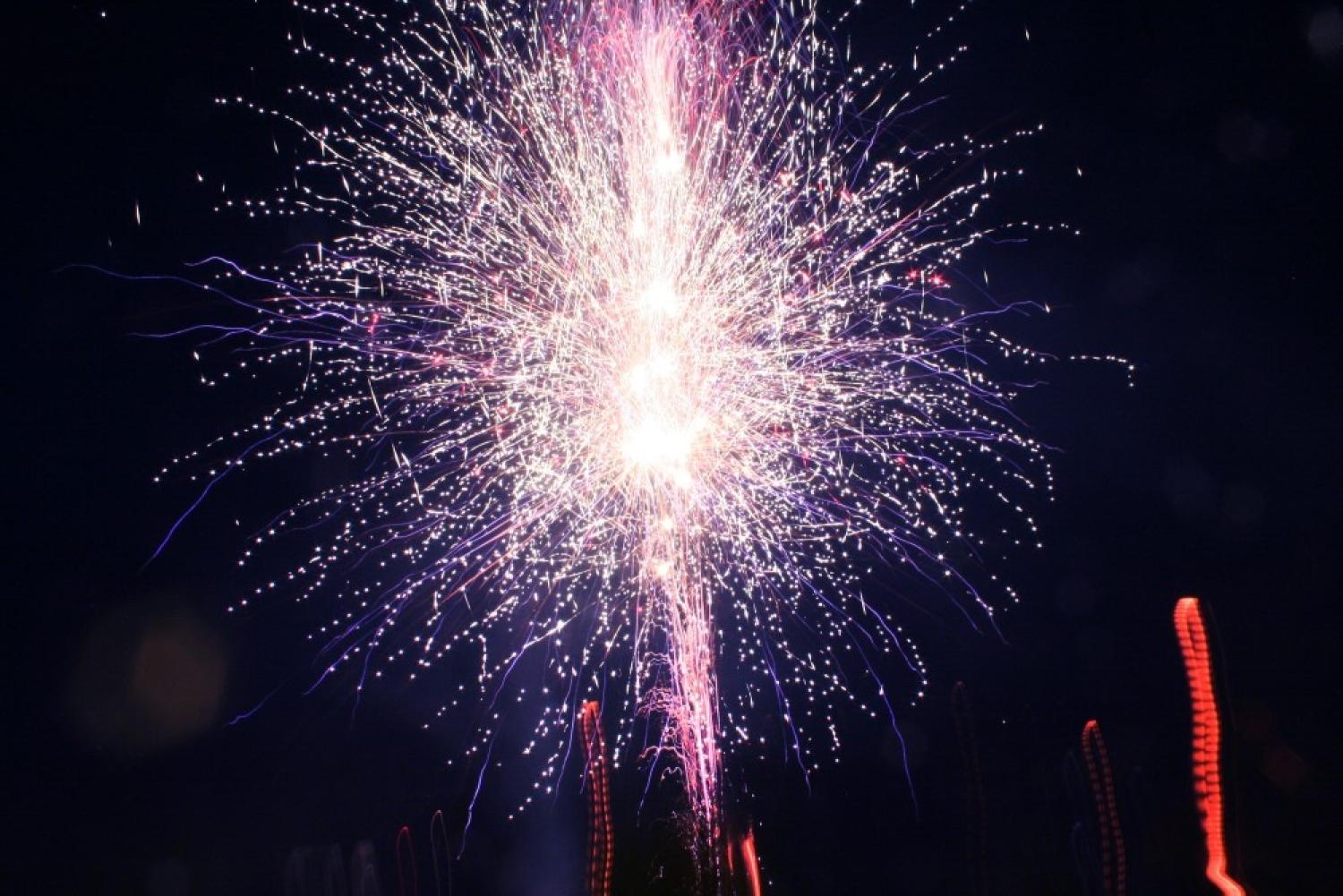 Ett fyrverkeri tänds på natthimlen.