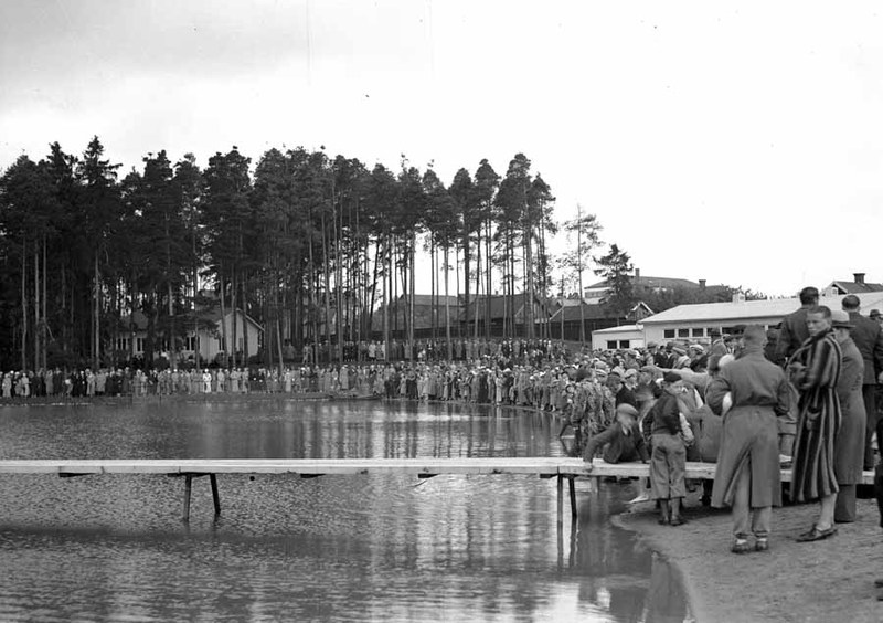 Året är 1935 och invigningen av Kumlasjön sker med mycket folk på plats. Foto: Kumla kommuns bildarkiv.