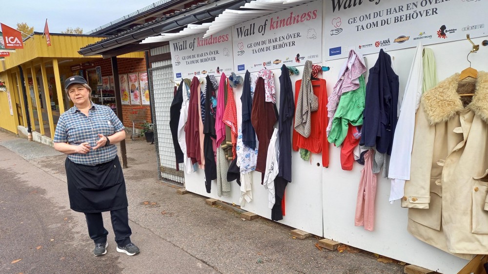 På välgörenhetsväggen utanför butiken i Finnerödja kan man helt gratis ta sig ett klädesplagg, berättar Susanne Carlsson, på bilden. Foto: LG Månzon