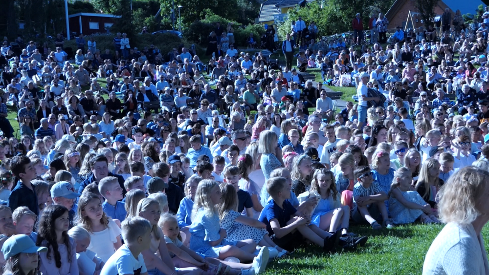 Skogstorpsskolan höll traditonsenlig avslutning i Djupadalsparken. Foto: Lars Litzén