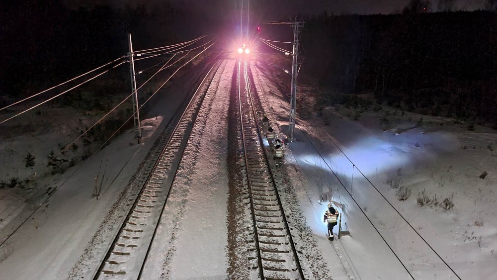 Tåget blev stående på rälsen efter att ha kört på ett oljefat. Foto: Christian Vargahed.<br />
