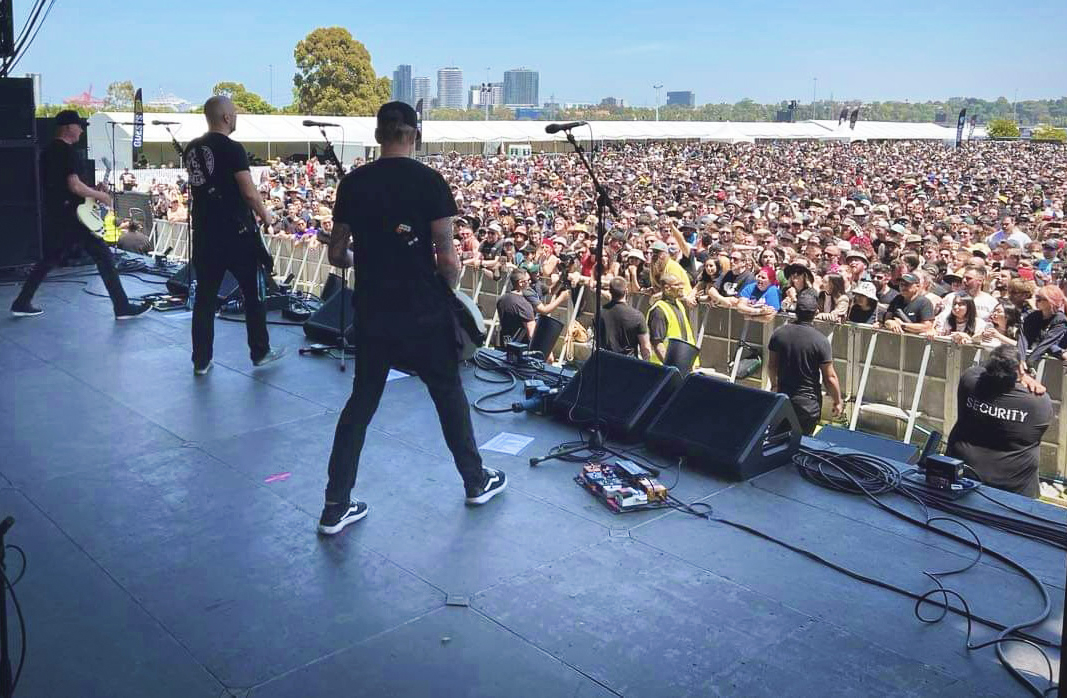 Millencolin är oerhört populära i Australien, på denna konsert finns 30 000 i publikhavet. Foto: Millencolin