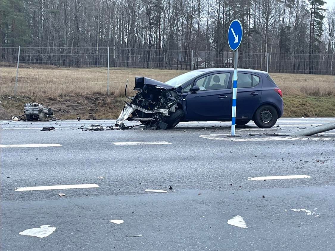 Bilarna skadades svårt. Motorn ligger till vänster i bild Foto: Henrik Östensson